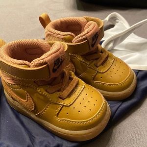Like new toddler Nike high tops in brown. Sz 4.